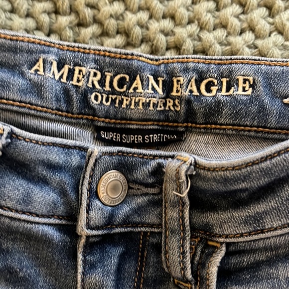 American Eagle.. medium wash super super stretch super hi-rise jeggings, short. - Picture 3 of 4